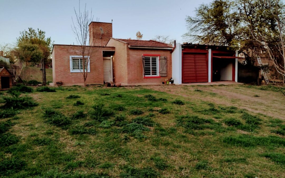 GVPROP Vende Casa 2 Dorm., Cochera doble, Terreno 748 mts.2 – Bº La Bancaria – Unquillo – Córdoba